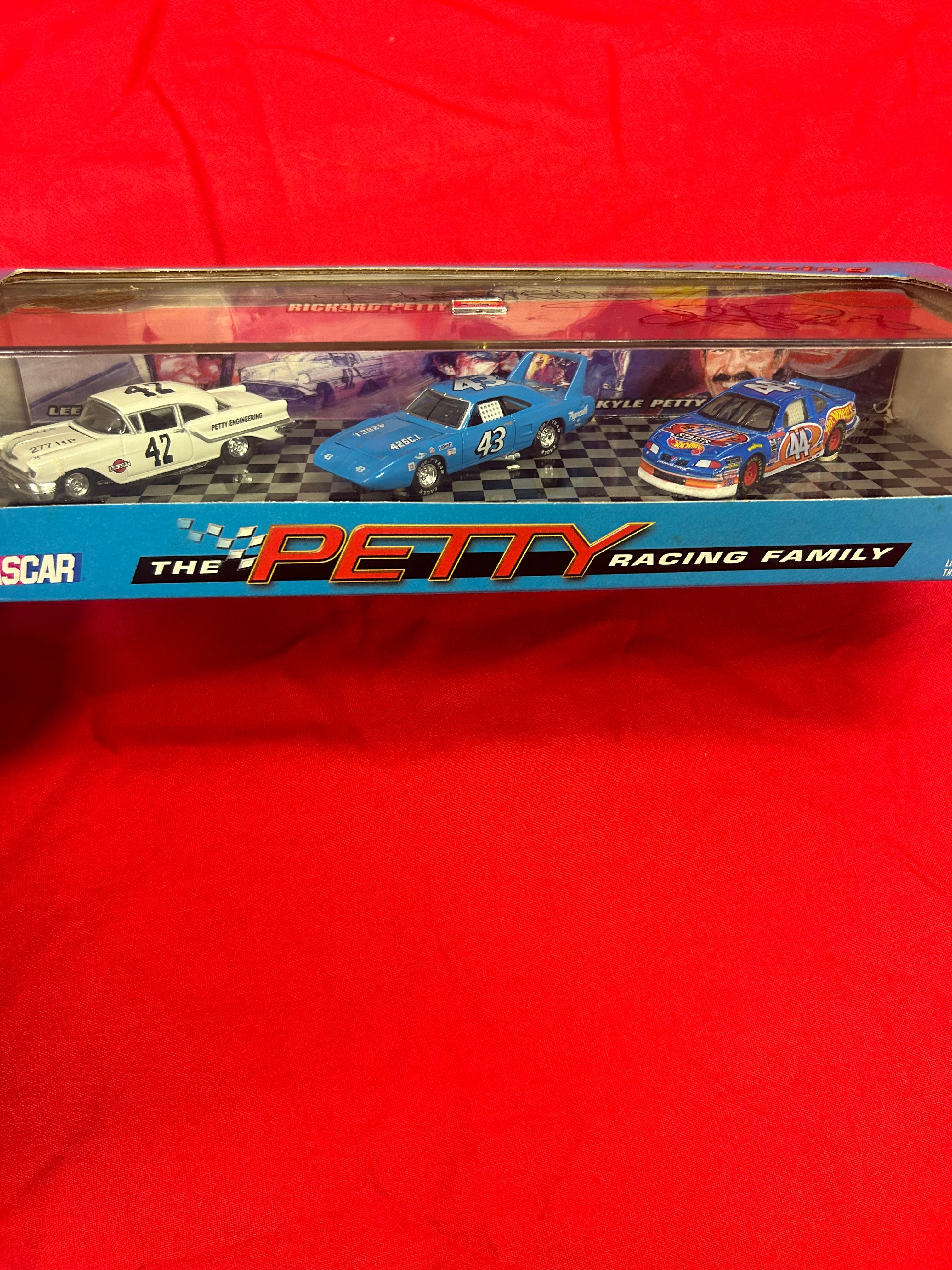 Hot Wheels-Petty Family Three Generations of Racing Set ( Signed by Ri